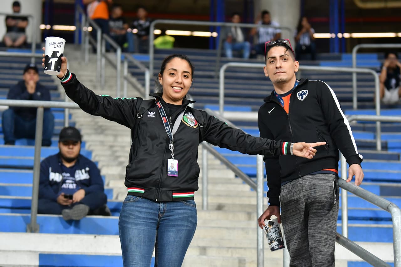 En las tribunas del Estadio BBVA Bancomer se vive la antesala al juego entre Rayados y Cruz Azul por la jornada 12 del Clausura 2019 de la Liga MX.