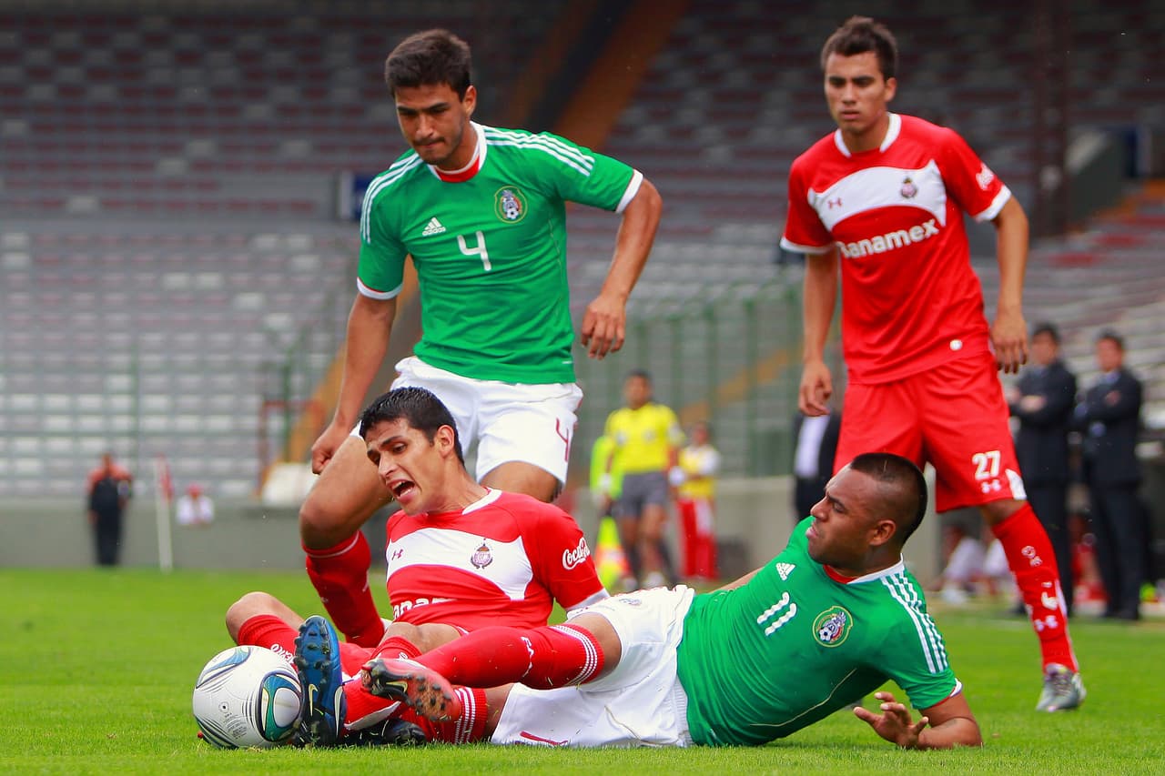 Edgar Pacheco (11) jugó cuatro encuentros con la selección mexicana sub 20, y cinco con la selección mayor, de 2009 a 2011.