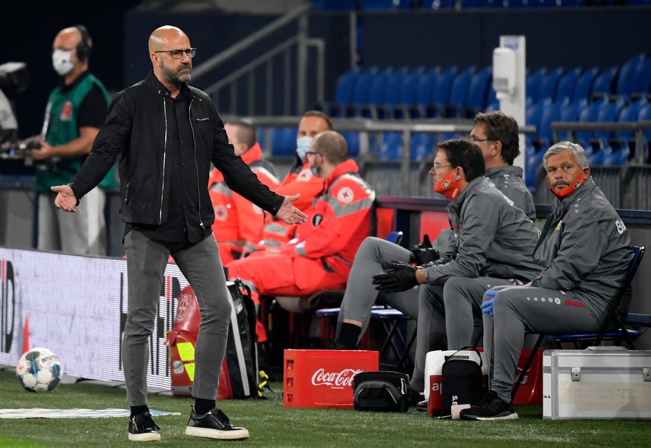 Peter Bosz, entrenador del Leverkusen, empuja a los suyo para empatar al final del encuentro con autogol de Juan Miranda.