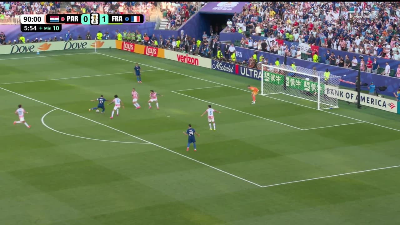 ¡TIRO ATAJADO! disparo por Kylian Mbappé.