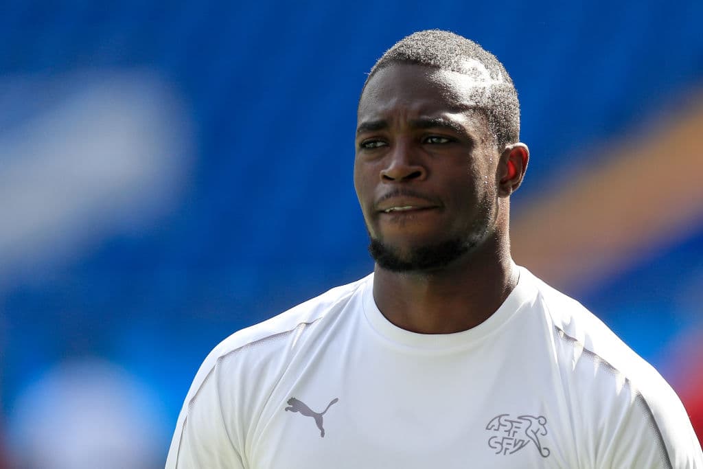 El joven guardameta suplente del escuadrón helvético Yvon Mvogo, quien forma parte del Red Bull Leipzig de la Bundesliga, observa atento la práctica de su selección en Kaliningrad.