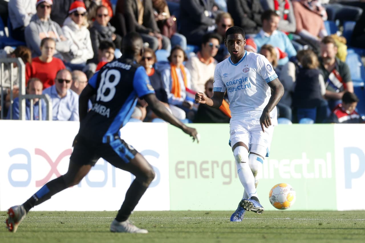PSV tomó pronto el control del juego y puso el partido 2-0 con tantos de Joel Piroe y del argentino Gastón Pereiro a los minutos 23 y 25, respectivamente.