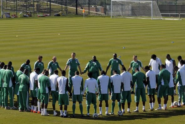 La selección de Nigeria reza en cada entrenamiento. Es un ritual y una costumbre ya que creen que les trae suerte.