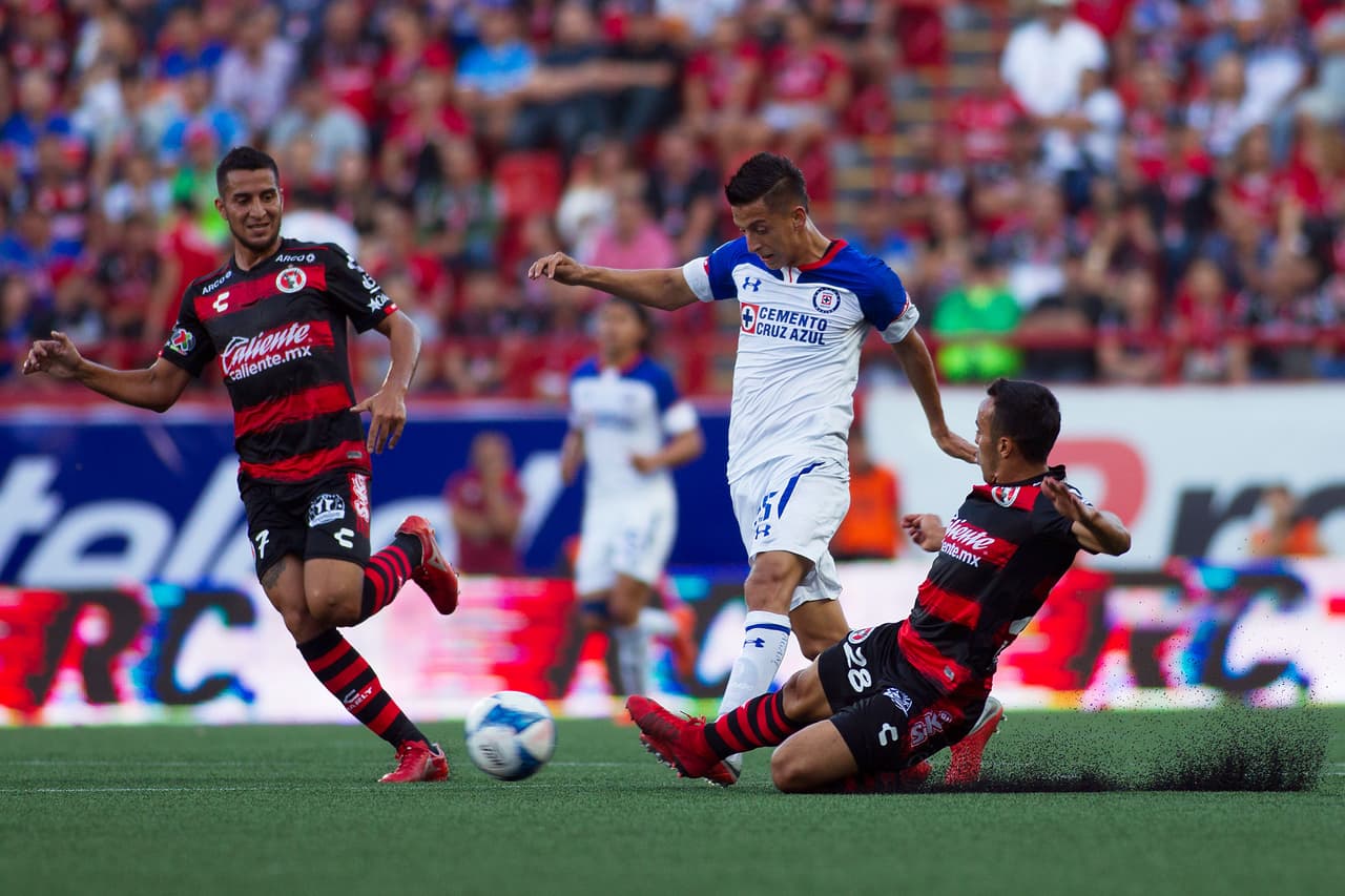 Otras tres tarjetas amarillas habrían de ser mostradas en la primera mitad, aunque el equipo visitante se las arregló para irse 0-0 al medio tiempo, preservando la cabaña en blanco.