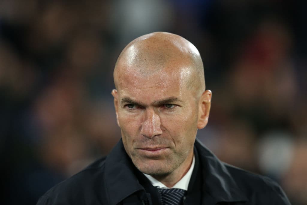 El serio rostro del entrenador madridista Zinedine Zidane antes del arranque del cotejo. Esta ha sido una campaña muy dura para el equipo blanco y todos quienes se han sentado en la banca del club a dirigirlo.