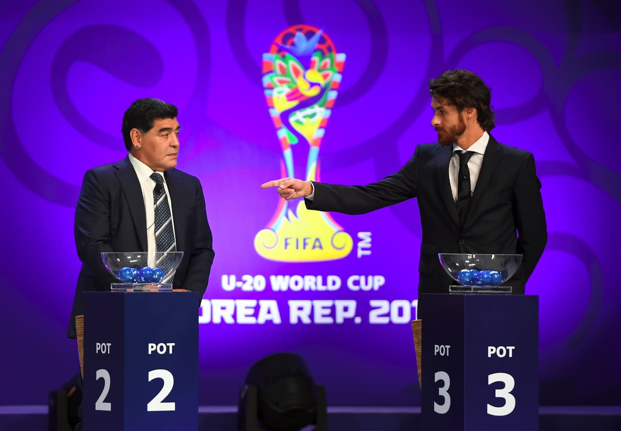 Tras la presentación cultural, Maradona y Aimar se dispusieron a iniciar con el sorteo ante la expectativa de los directivos de cada una de las Federaciones de los países clasificados.