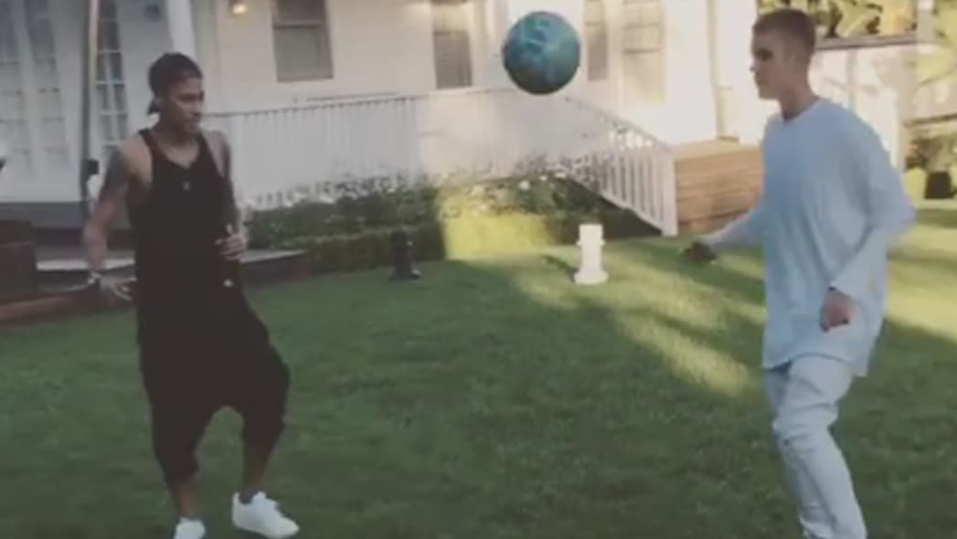 El brasileño convivió más con el cantante y le enseñó algunos trucos con el balón.