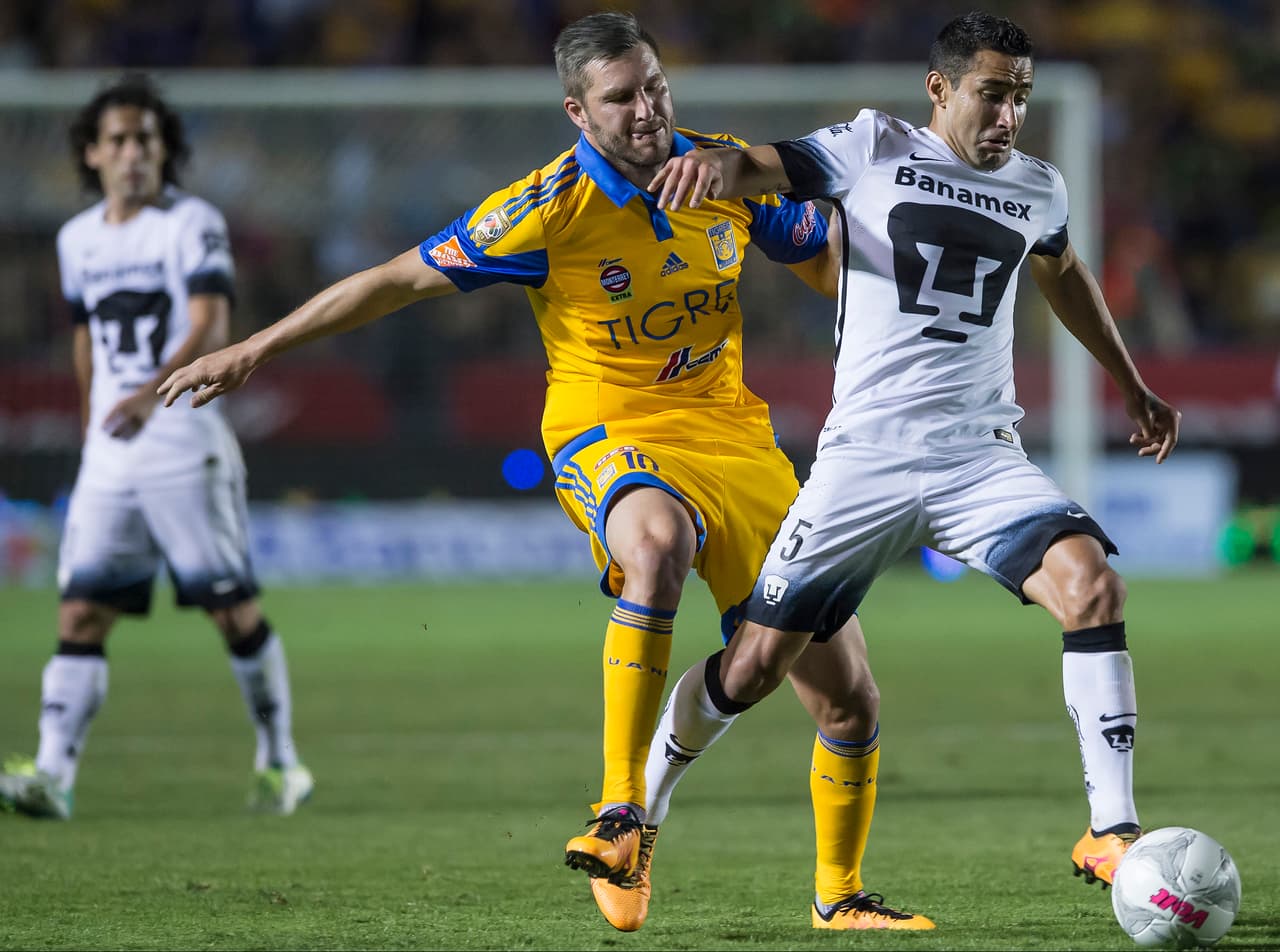 MONTERREY, MEXICO - MARCH 12: Andre Gignac of Tigres fights for the ball with Luis Fuentes of Pumas during the 10th round match between Tigres UANL and Pumas UNAM as part of the Clausura 2016 Liga MX at Universitario Stadium on March 12, 2016 in Monterrey, Mexico. (Photo by Azael Rodriguez/LatinContent/Getty Images)
