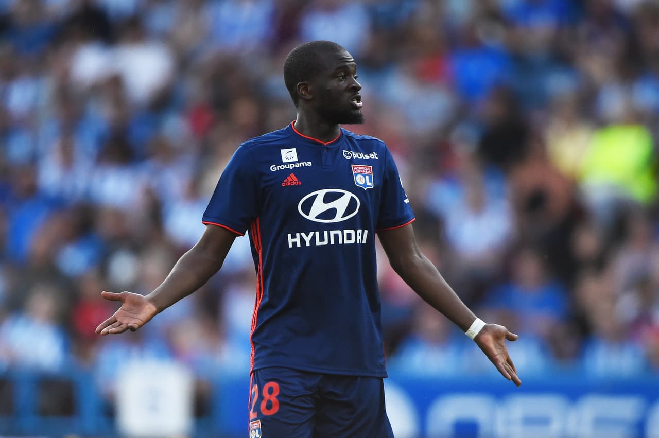 Tanguy Ndombele, del Olympique de Lyon, es un jugador que tiene Real Madrid en su agenda, pero ahora PSG entró en la puja por el volante francés. Empieza el mano a mano.