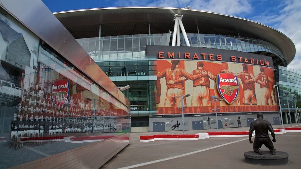 <b>Arsenal- Emirate Stadium</b>
<br>Ubicado en Islington, hace que sea fácil controlar el exterior, es muy espacioso por dentro, por lo que facilitaría el distanciamiento social, así como en los túneles y vestidores. El número de casos por COVID-19 en el área es de 417.
