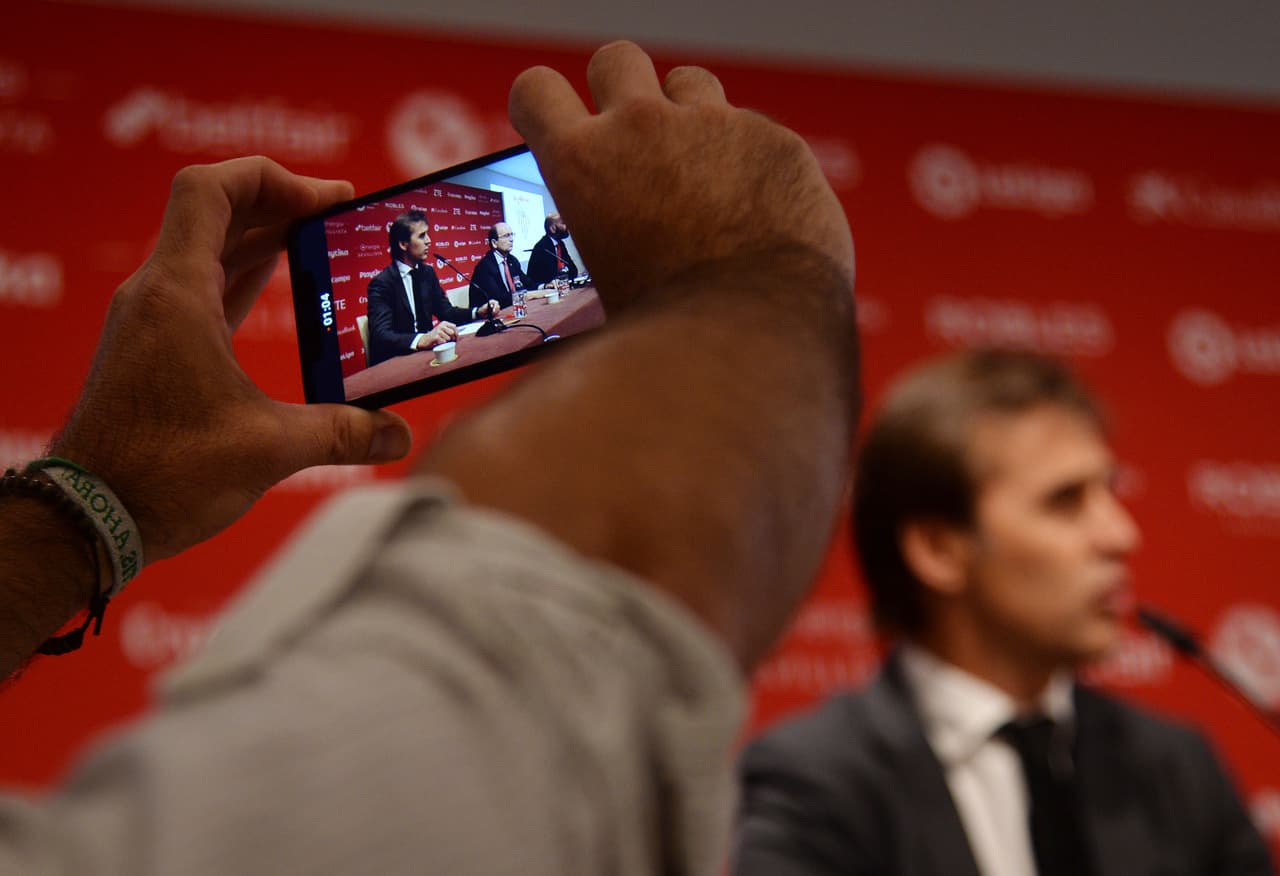 Un periodista captura la imagen con su celular de Julen Lopetegui como nuevo entrenador del Sevilla FC.