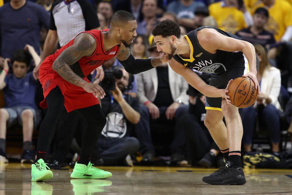 Con 37 Puntos Stephen Curry rescató de una posible derrota a los Golden State Warriors al llevarse el Juego 2 de la Final de la Conferencia del Oeste en Oracle Arena por 114-111 sobre unos Portland Trail Blazers que dieron un gran juego, pero que no fue suficiente para arrancarle la victoria a los campeones de la NBA. Tuvo Portland ventaja de 15 puntos al medio tiempo y de ocho en el cuarto periodo, pero todo se derrumbó para los visitantes.