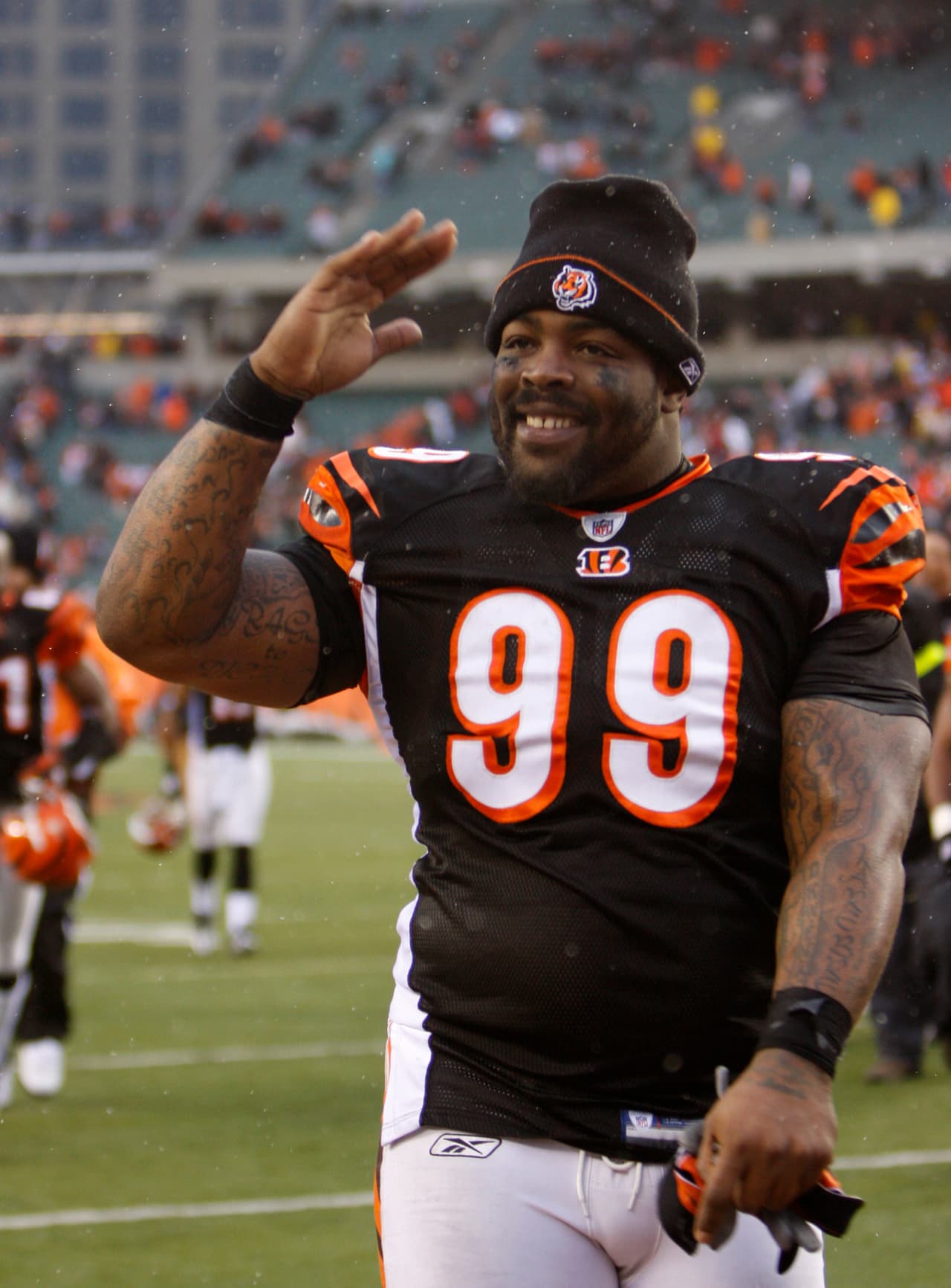 Tank Johnson, ex jugador de los Chicago Bears, fue suspendido de la liga por violar los códigos de conducta, también fue arrestado por posesión sin registro de armas.