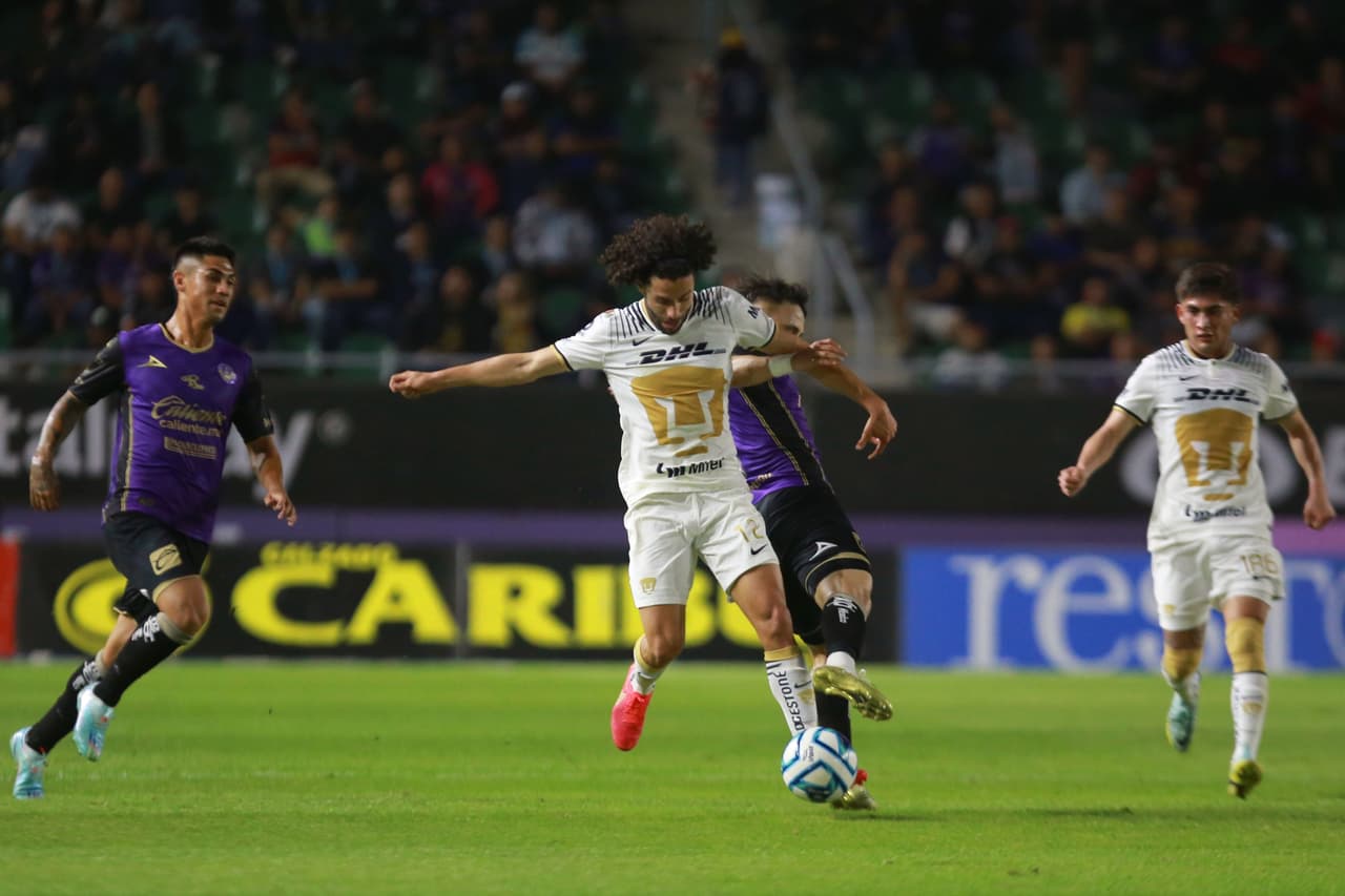 Pumas retomó el camino de la victoria en la Jornada 9 del Clausura 2023 tras venir de atrás ante Mazatlán FC con goles de Eduardo Salvio y Juan Dinenno. Los Cañoneros abrieron el marcador vía Nicolás Benedetti, pero dejaron ir la ventaja para el segundo tiempo. Pumas rompió una racha de seis jornadas sin poder ganar en la Liga MX.