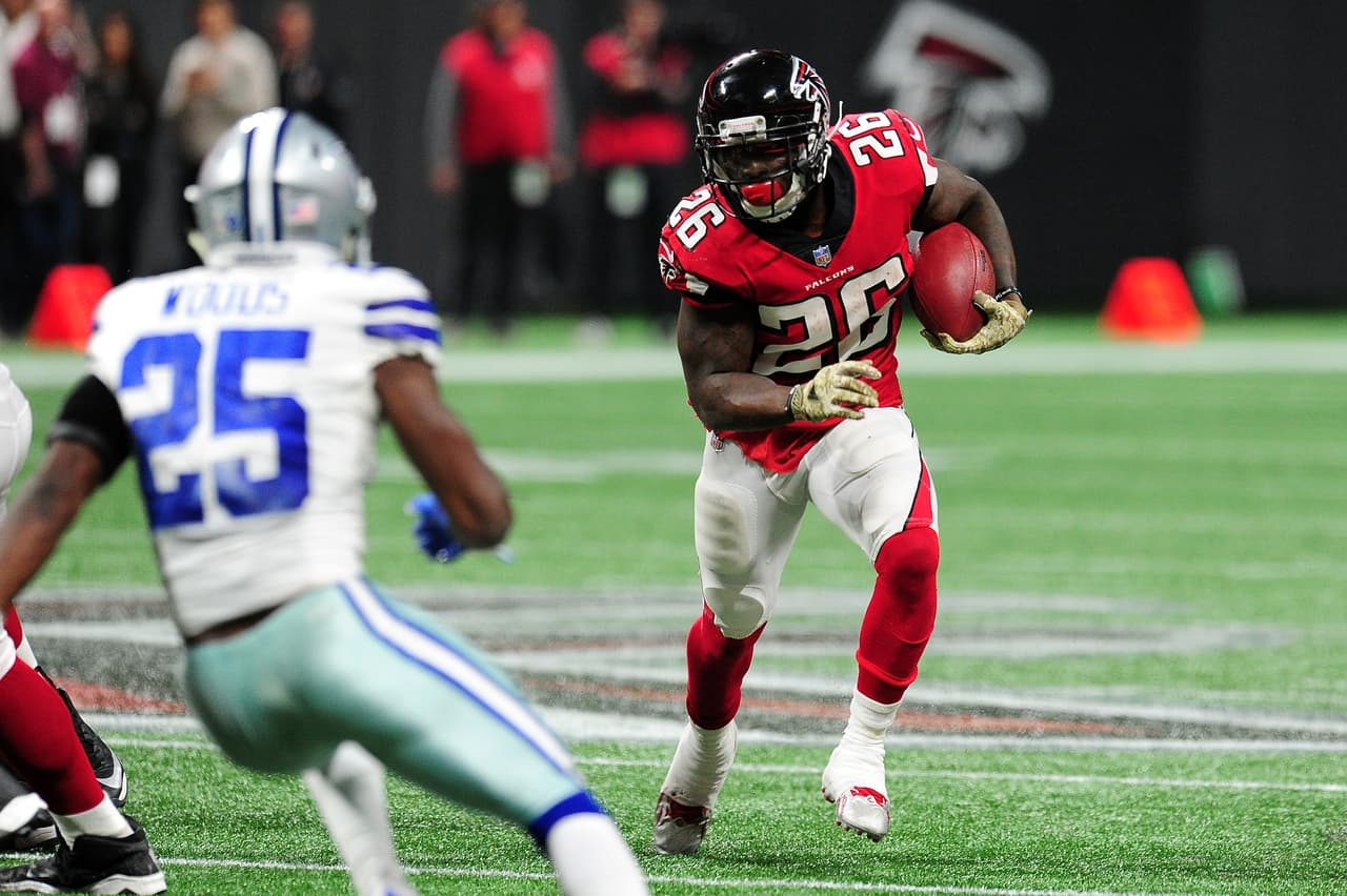 Por los Falcons, Tevin Coleman realizó 20 acarreos para 83 yardas además de conseguir una anotación.