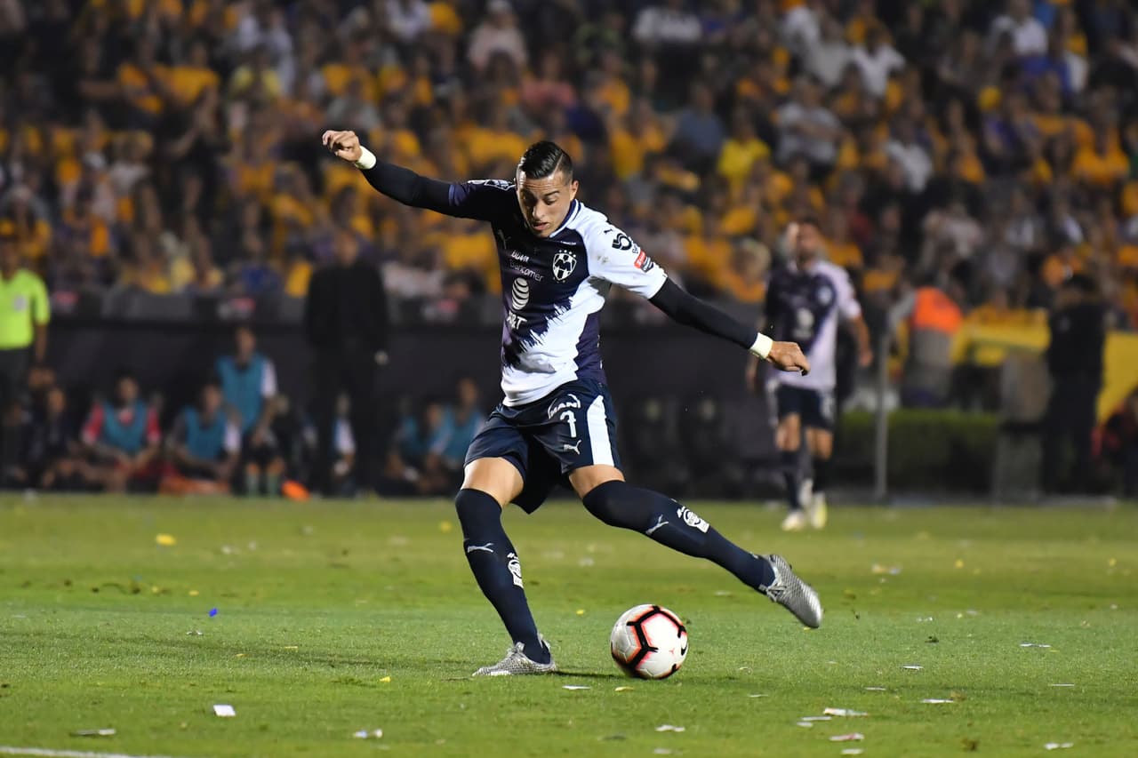 Rogelio Funes Mori jalando del gatillo para poner a prueba a la defensa de los Tigres y a su portero Nahuel Guzmán.