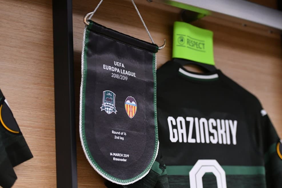 Miles de fanáticos del Krasnodar, así como cientos del Valencia, se pusieron cita este jueves para vivir la definición de la serie de Octavos de Final de la Europa League entre sus equipos. Unos con el deseo de darle vuelta al global y otros esperando poder mantener la diferencia.