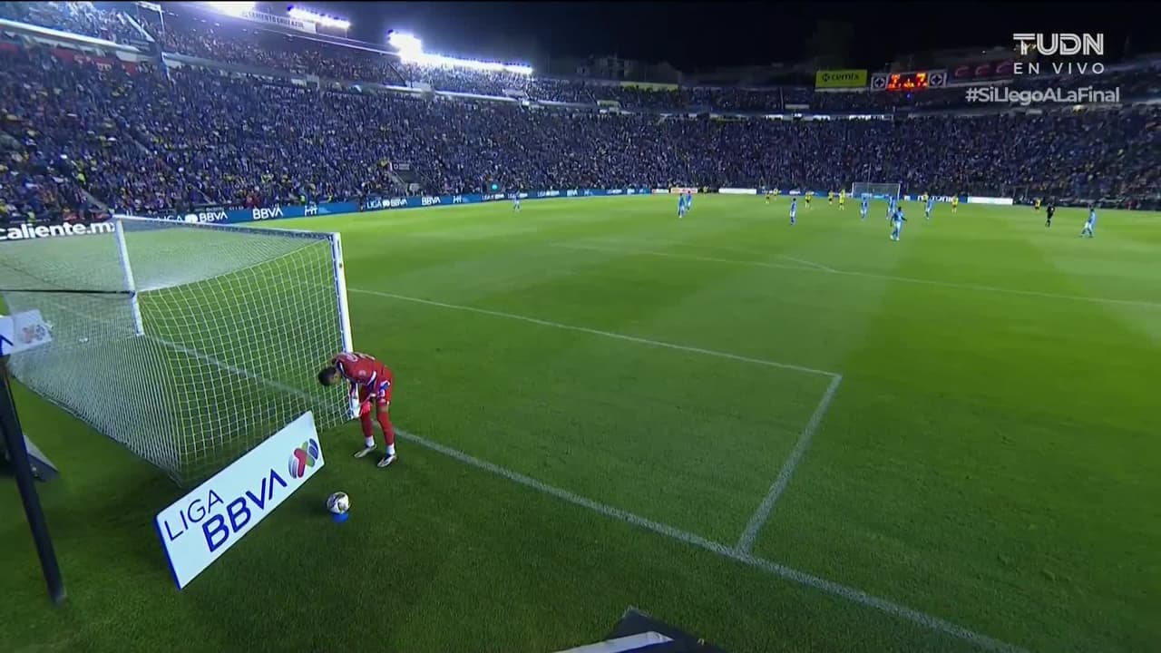 Arranca el partido y la pelota está en juego.