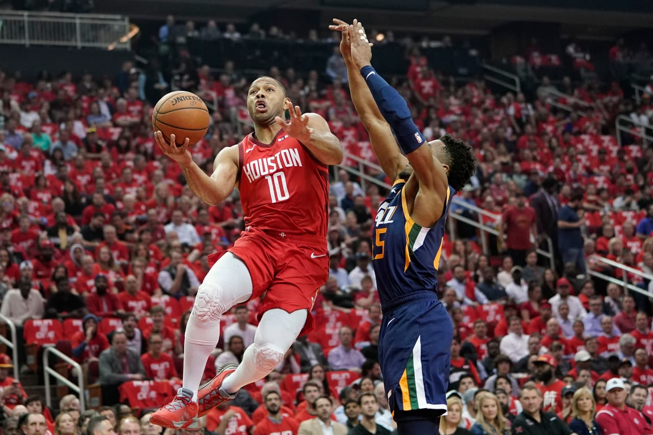 Otro que tuvo un gran juego por los Rockets fue Eric Gordon (10), que aunque se apagó en la segunda mitad, su explosión ofensiva del primer medio fue crucial para echar a andar la ofensiva de los texanos.