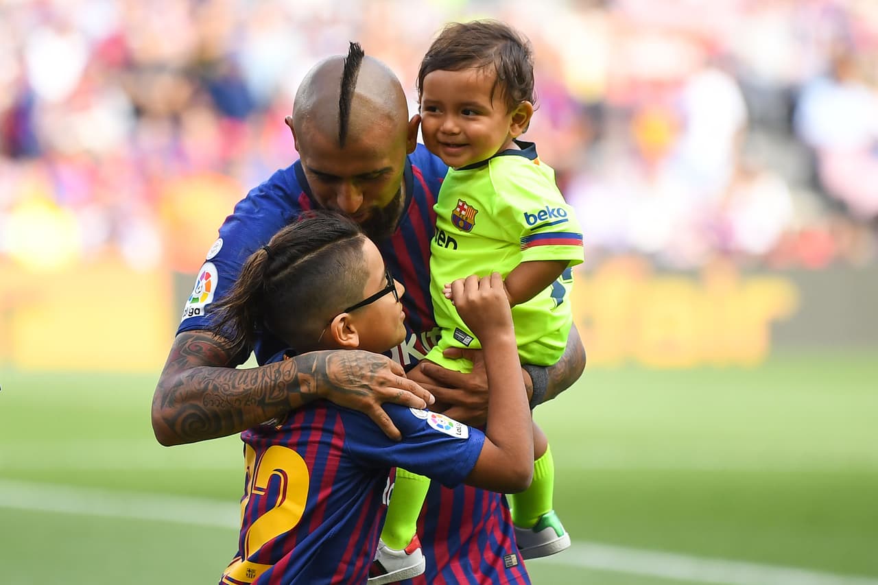 Arturo Vidal junto a sus hijos Alonso y Emiliano.