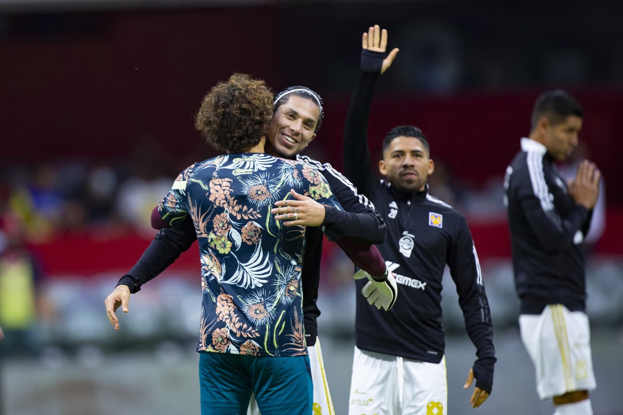 Rostros conocidos volvián a encontrarse en la cancha del Coloso de Santa Úrsula en medio de la tensa rivalidad que se había forjado en las gradas.