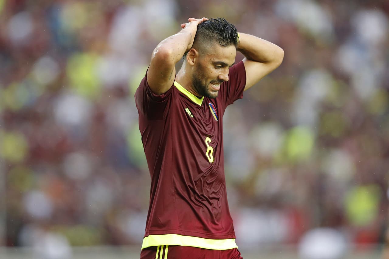 Venezuela, con su uniforme vinotinto, tiene un representante en esta estricta lista de la mano de Gabriel Cichero, un futbolista que por venir de una estirpe de hombres de cancha heredó una figura y un porte que hace que todas las chamas venezolanas lo reconozcan por sobre todos los demás del equipo.