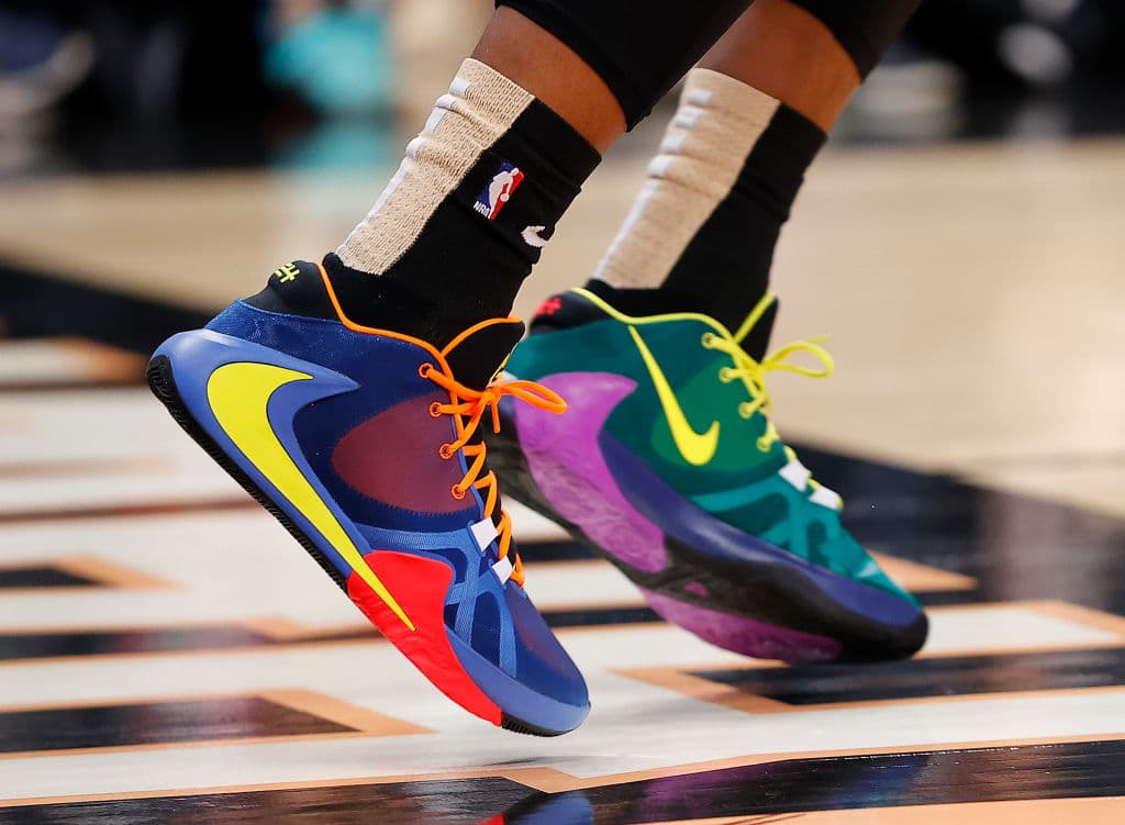 Sigue la pasarela de colores y nuevos diseños en el calzado de los mejores basquetbolistas de la NBA.