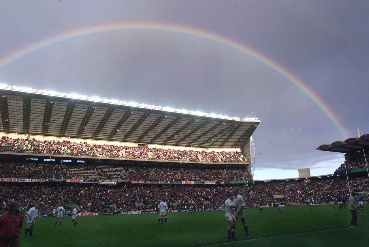 El estadio nació con una capacidad para 45 mil personas y sufrió diversas modificaciones con el paso de los años.