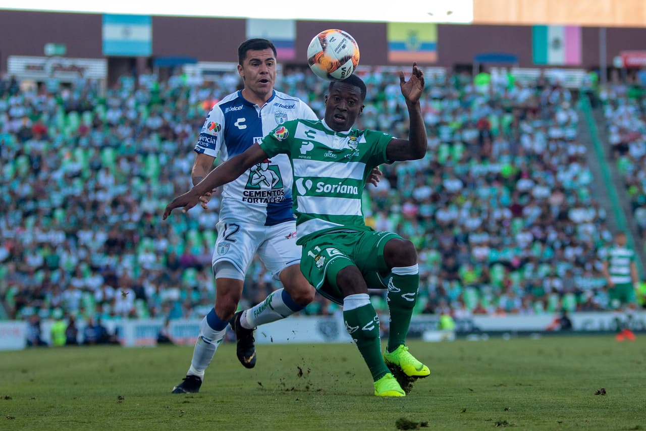 Los laguneros intentaron salir jugando muchas veces pero ese hombre menos nunca dejó de ser un problema para el equipo de Torreón, no fueron capaces de tener mucho el balón en sus botines.