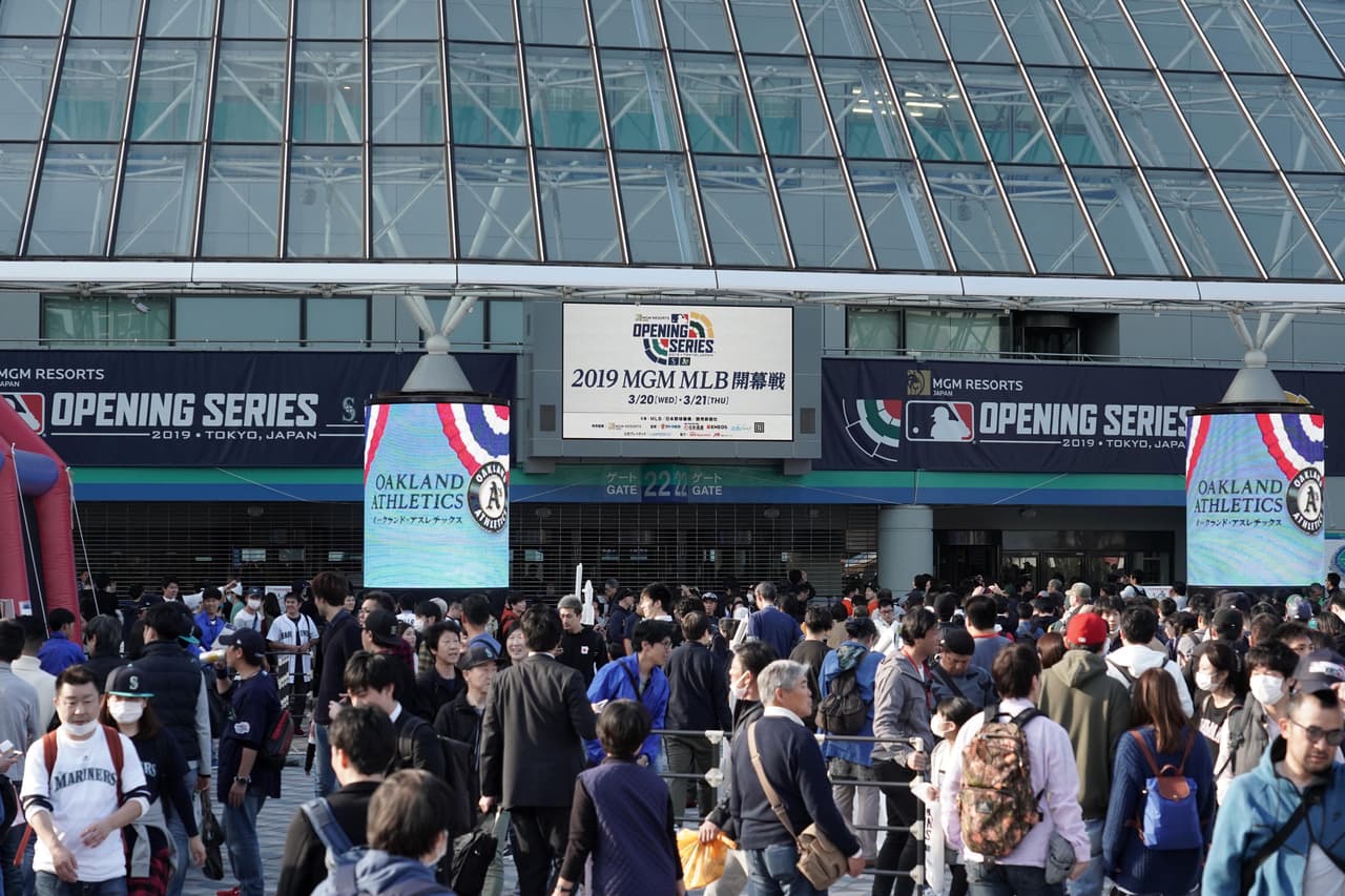 Este miércoles, en el Tokyo Dome, se dio inicio a una nueva temporada de la Major League Baseball (MLB) con el triunfo entre los Seattle Mariners y los Oakland Athletics por 9-7. Fue el primero de los dos juegos planeados en Japón en esa Serie Inaugural y la afición asiática respondió de la mejor manera.