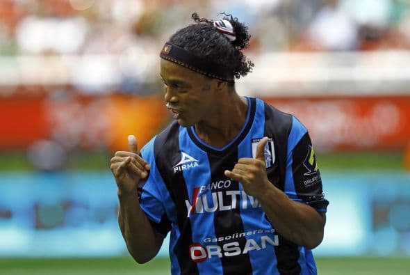 En su debut en liga, Ronaldinho no fallaría de nuevo y en ésta ocasión el amazónico anotaría desde el punto penal el primer gol de los Gallos ante las Chivas, tan solo 4 días después de su primer juego copero.