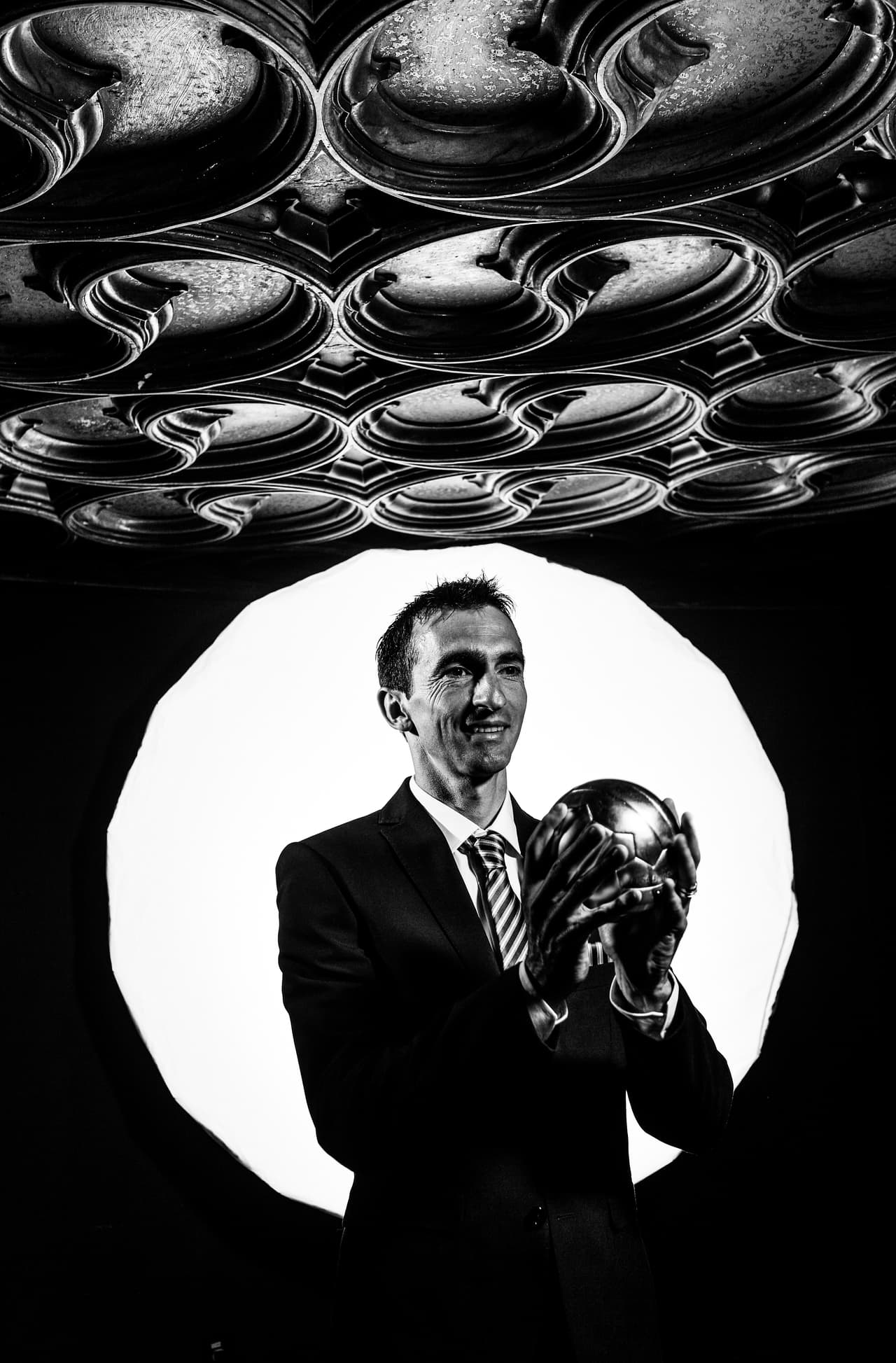 Orgulloso Barovero mostrando su esférico áureo.