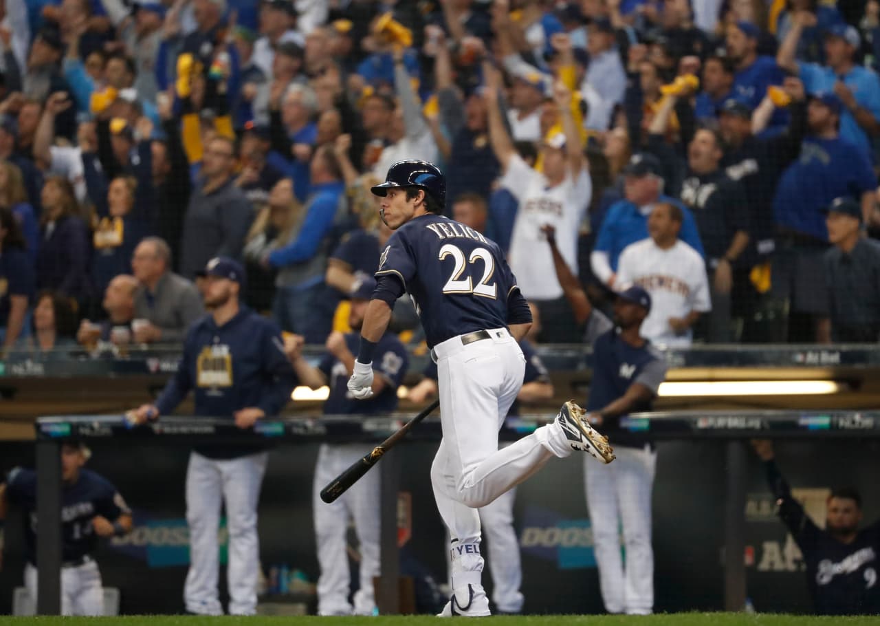 En el tercer innings, luego de que Lorenzo Cain recibió boleto, llegó Christian Yelich y pegó sendo cuadrangular por todo el prado central para mandar 2-0 adelante a Milwaukee con ese cañonazo.