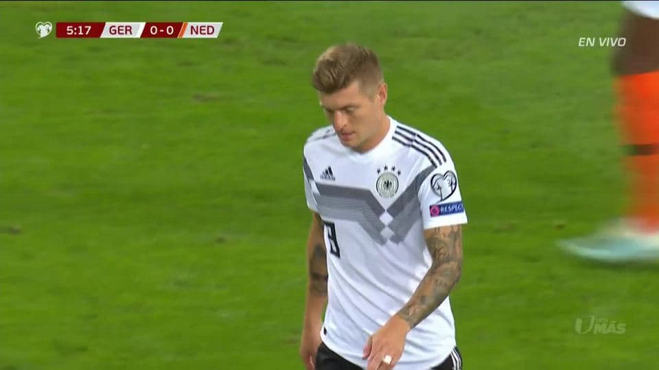 Tiro desviado de Toni Kroos