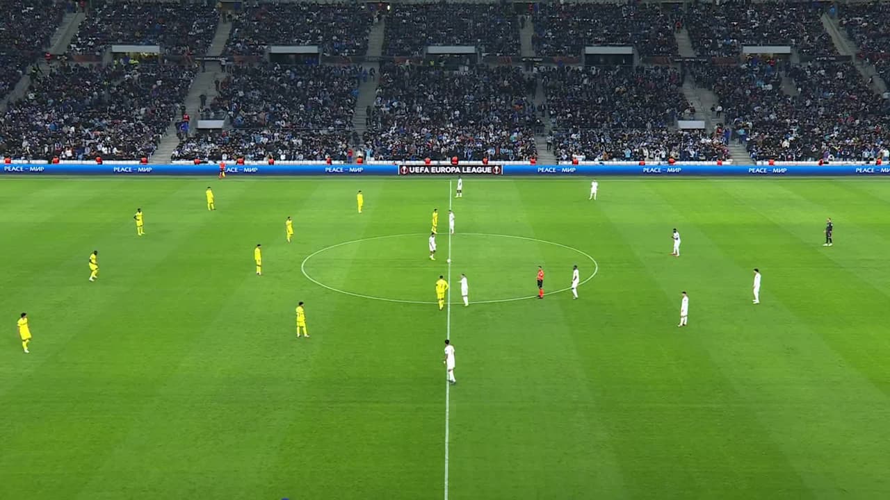 Arranca el partido y la pelota está en juego.