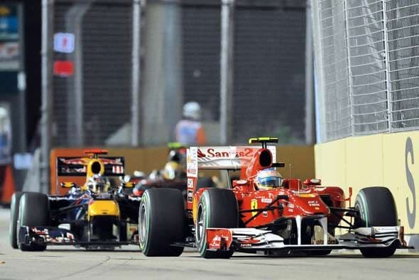 El duelo por la punta se mantuvo así de cerrada durante toda la carrera, pero el Ferrari de Alonso siempre fue superior.