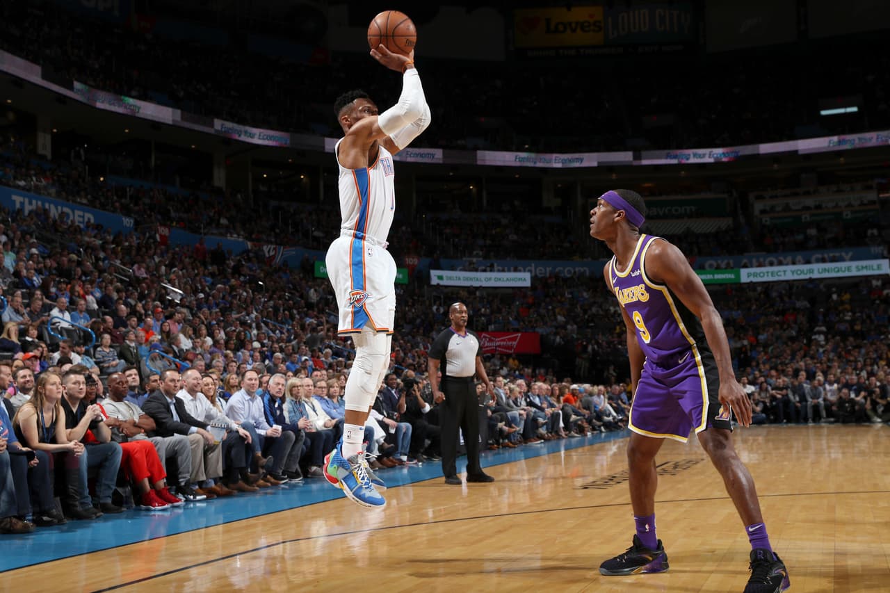 Según pasaban los minutos de cada cuarto Russell demostraba estar con la muñeca caliente para conseguir los puntos suficientes en ese objetivo de lograr un nuevo triunfo.