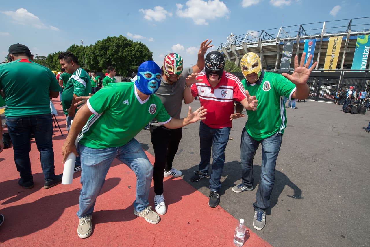 Las banderas, los atuendos típicos y el verde, blanco y rojo se hicieron presentes en el Estadio Azteca. Como siempre, la afición mexicana respondió para apoyar a la Selección.