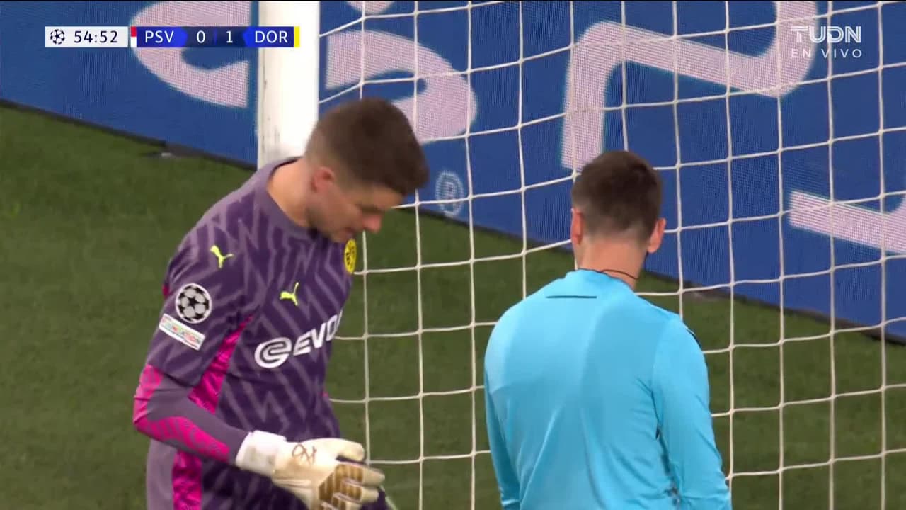 ¡GOL!  anota para PSV Eindhoven. Luuk de Jong