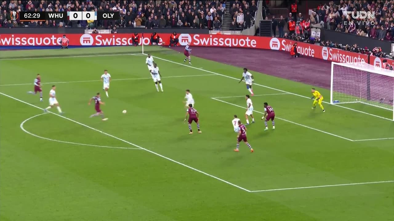 ¡TIRO ATAJADO! disparo por James Ward-Prowse.