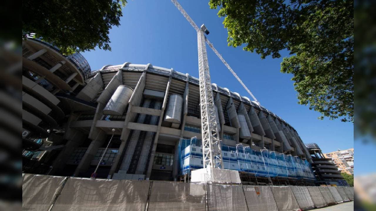 La obras en el Santiago Bernabéu continúan sin descanso durante la cuarentena. Destaca el desmontaje de la cubierta del estadio. En el fondo norte se ha desmontado toda la estructura metálica y se está desmontando sector a sector la cubierta rígida de la que ya prácticamente no queda nada.