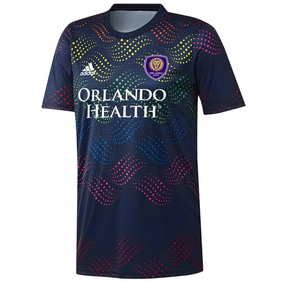 Como parte de la iniciativa 'Soccer For All', que busca la inclusión de todas las personas en el fútbol, la MLS ya ha dado a conocer algunas de las playeras de calentamiento que usarán los equipos la próxima semana en la Noche del Orgullo. Además, los dorsales de los jerseys de compeyencia tendrán los colores de la bandera de la comunidad LGBTI.