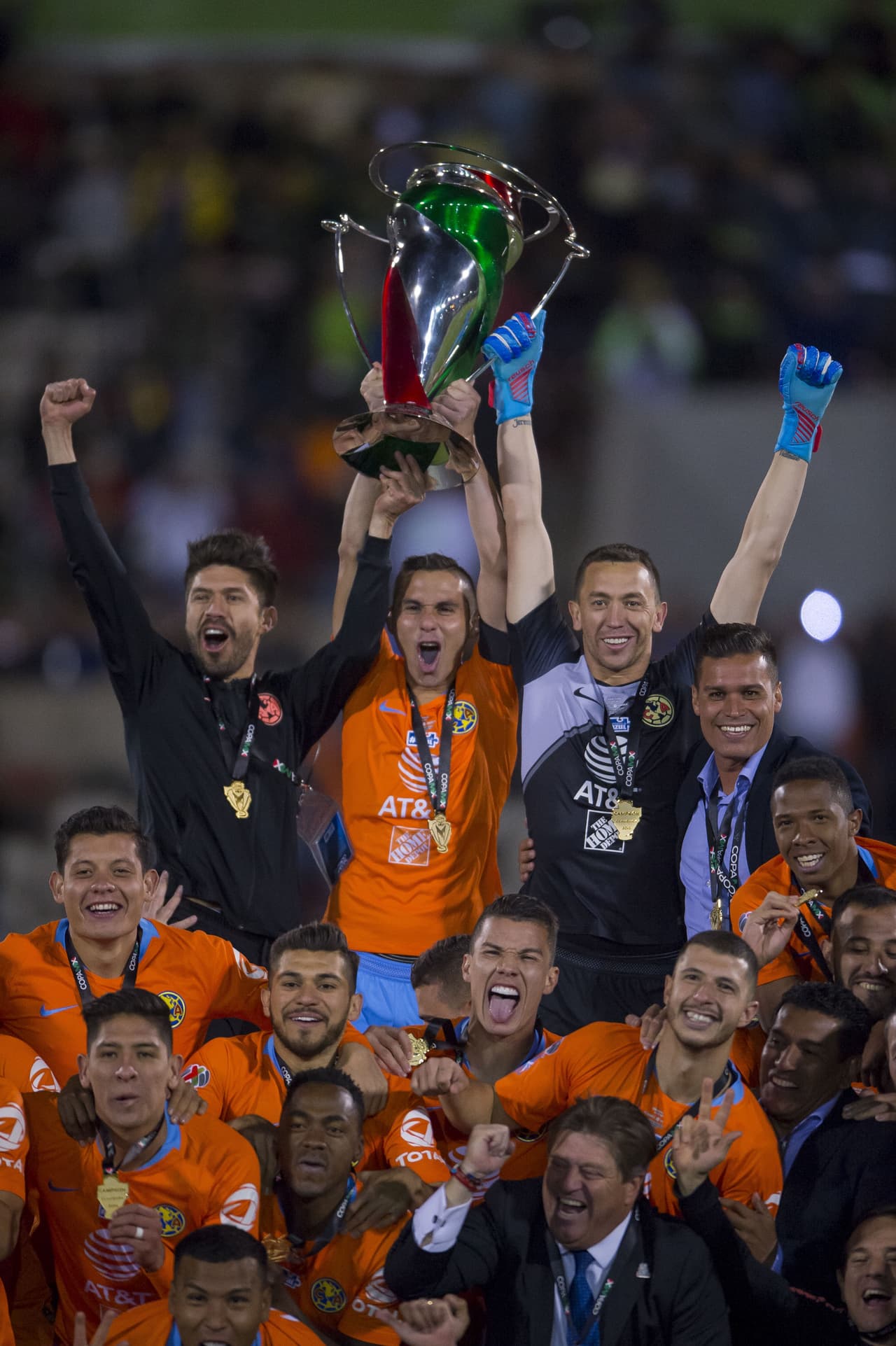 Así festejaron los integrantes de las Águilas del América y su cuerpo técnico luego de conquistar la Copa MX. Fue un festejo efusivo porque gana el torneo 45 años después.