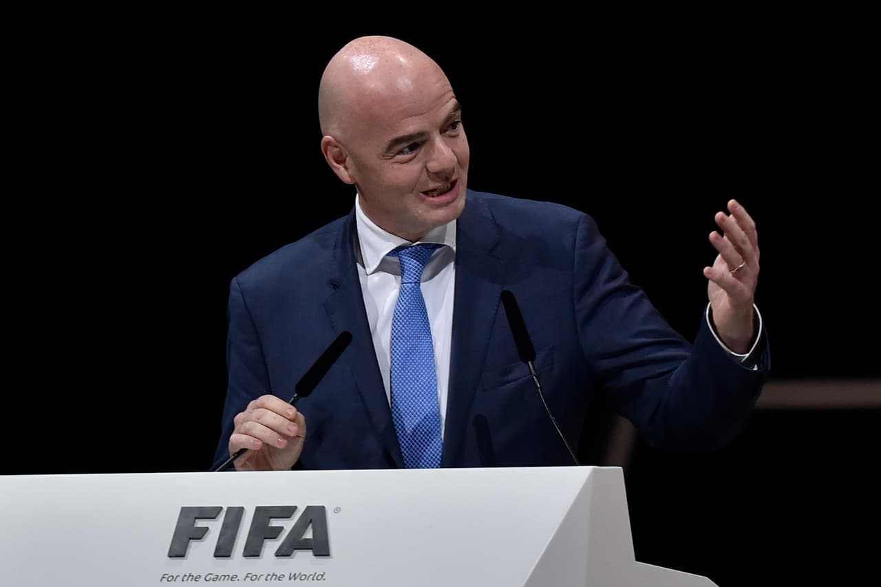 Infantino celebra el "cuento de hadas" que vive el Leicester