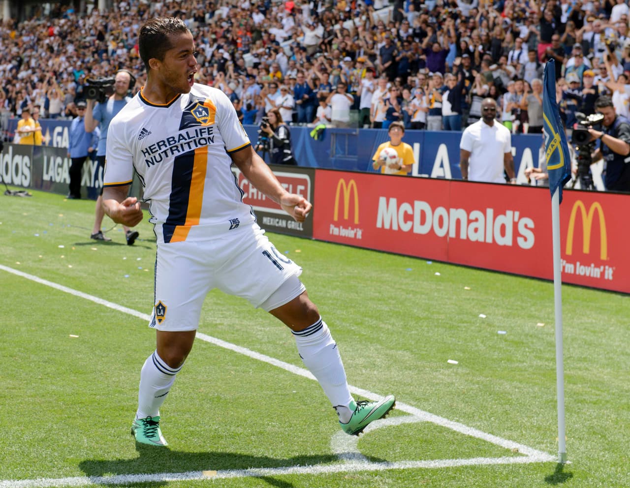 6. Giovani dos Santos, LA Galaxy - $5.5 Millones USD: El mexicano demostró su valor la campaña pasada, echándose a uno de los clubes más grandes de la MLS a los hombros dejando en segundo plano a Steven Gerrard y Robbie Keane. Está llamado a ser el centro de la nueva era galáctica.