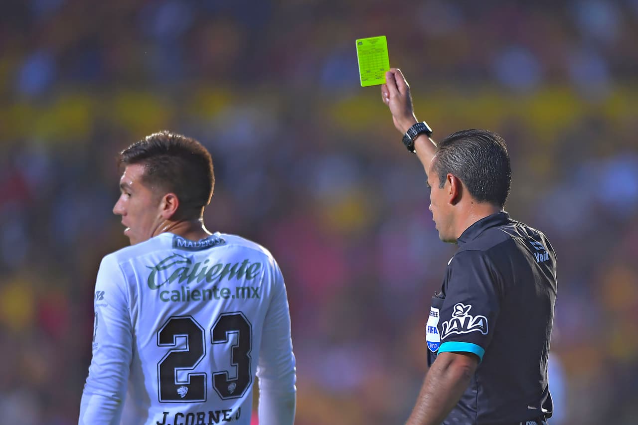 Fue un partido donde José Alfredo Peñaloza marcó un par de penales, uno para cada equipo, además de mostrar tres tarjetas de amonestación.