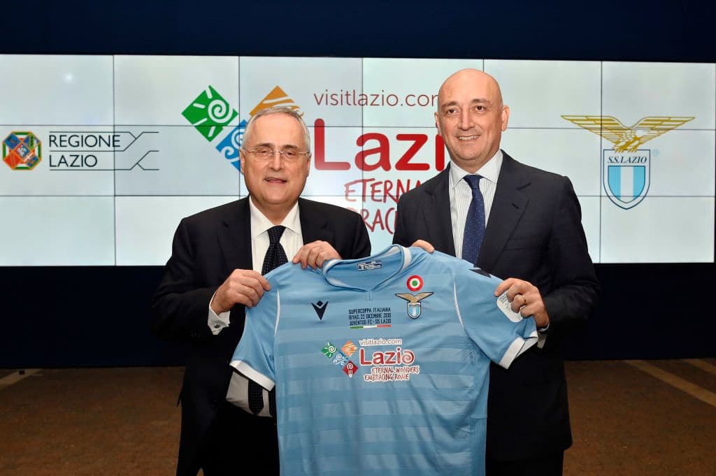 Claudio Lotito, presidente, y Daniele Leodori, vicepresidente, dieron a conocer la camiseta que usará la Lazio en la Supercopa Italiana.