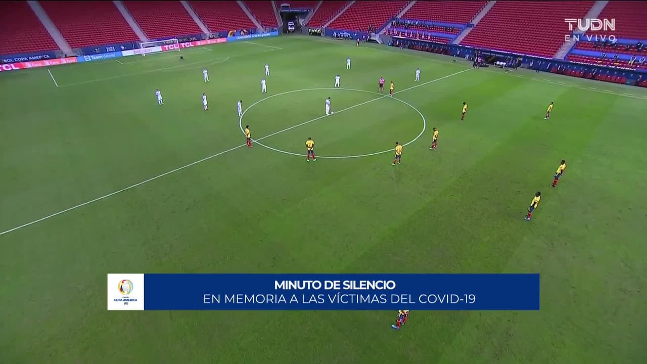 Arranca el partido y la pelota está en juego.