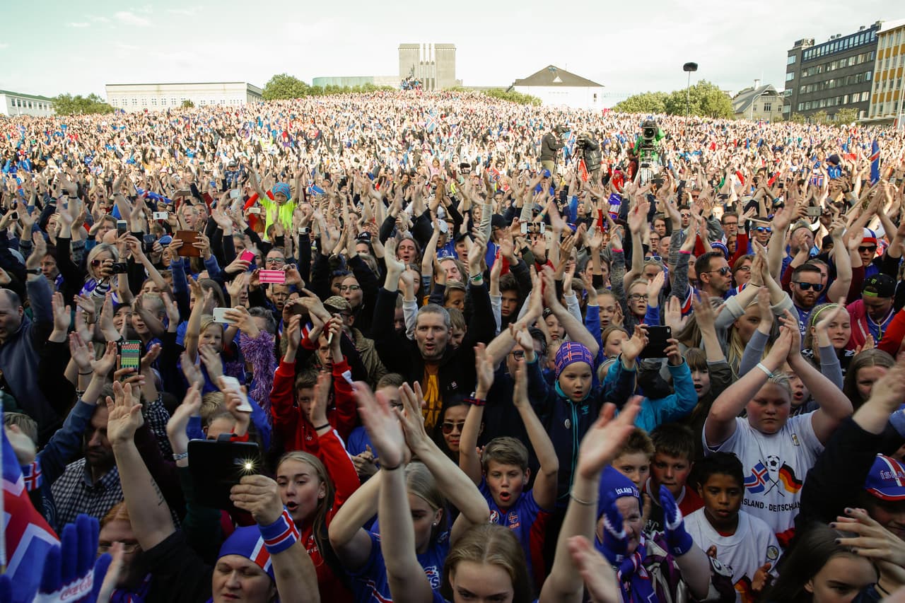 Miles de personas aplaudieron y vitorearon a su equipo que tuvo una actuación sobresaliente en su primera participación en una fase final.