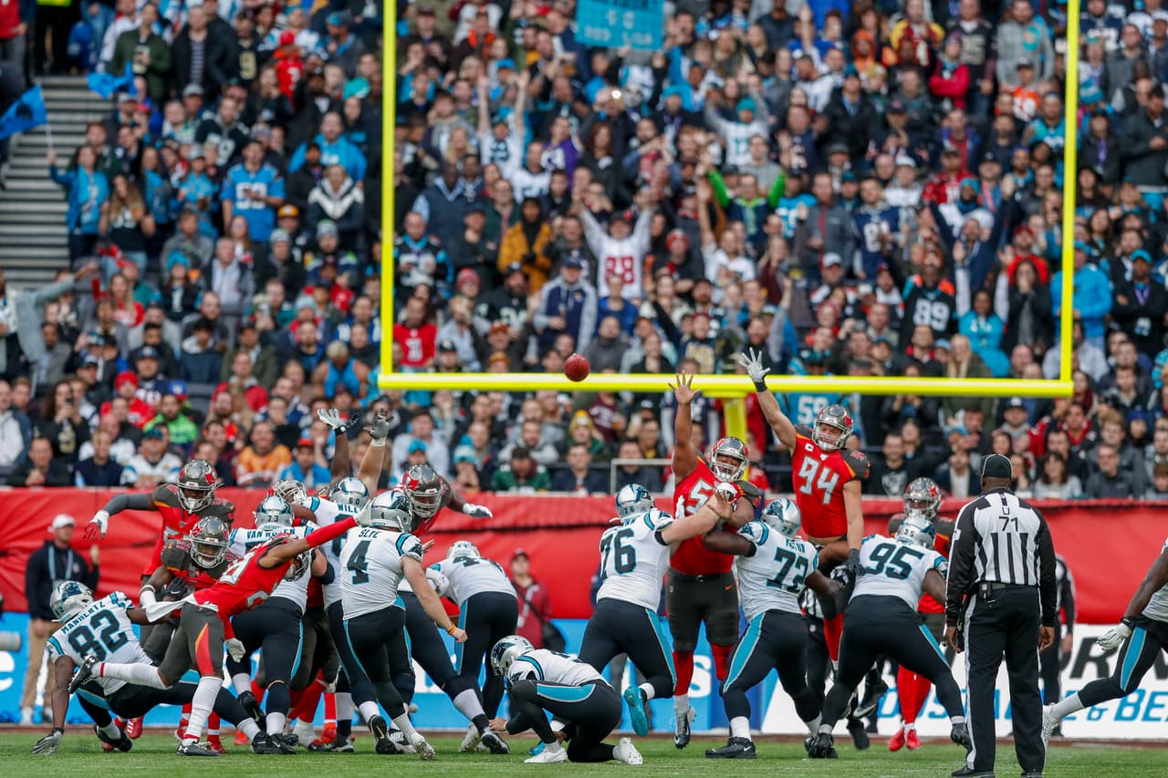 Joey Slye realiza un gol de campo ante Tampa Bay Buccaneers.